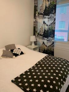 1 dormitorio con una manta blanca y negra en una cama en Modern Apartment with Sauna Nearby Airport, en Vantaa