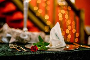 a table with a plate with a rose on it at Winterton Country Lodge @ Rose Cottage in Winterton +37 photos