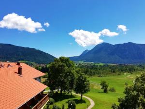 einen Blick auf die Berge von einem Haus aus in der Unterkunft Karsten Gauselmanns Heißenhof Hotel garni in Inzell