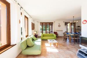 sala de estar con sofá y mesa en Villa Clemente, en Lucignano