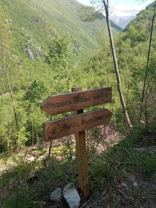 un cartel de madera en un sendero en las montañas en Lo chalet Biancaneve, en Picinisco