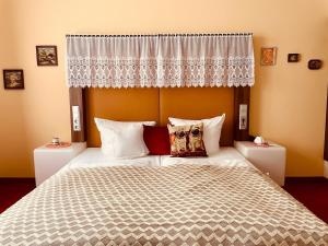 Postel nebo postele na pokoji v ubytování Tante ALMA's Mannheimer Hotel