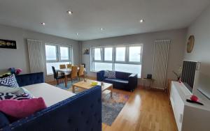 A seating area at Western Harbour-Luxury Seaside Apartment By Sensational Stay Short Lets & Serviced Accommodation