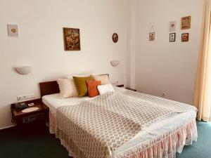 Postel nebo postele na pokoji v ubytování Tante ALMA's Mannheimer Hotel