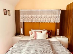 Postel nebo postele na pokoji v ubytování Tante ALMA's Mannheimer Hotel