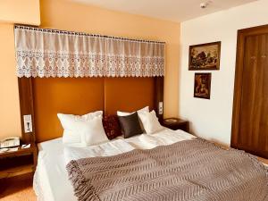 Postel nebo postele na pokoji v ubytování Tante ALMA's Mannheimer Hotel