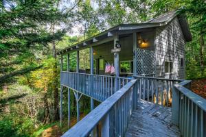 una casa con una terraza azul en el bosque en Talona, en Blue Ridge