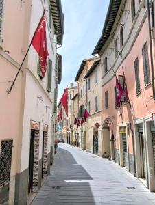 an empty street in a town with flags on buildings at Residence Garibaldi bilocale e monolocale in centro a Foligno terzo e quarto piano in Foligno +14 photos