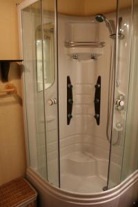 y baño con ducha y puerta de cristal. en Les Gîtes du Mas d'Aspech en Belmont-Sainte-Foi