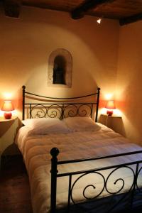 1 dormitorio con 1 cama grande y 2 lámparas en Les Gîtes du Mas d'Aspech en Belmont-Sainte-Foi