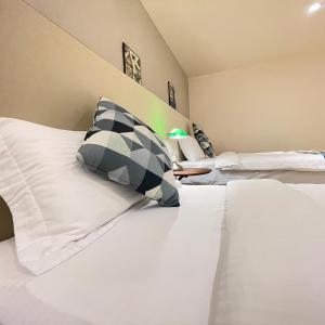 Postel nebo postele na pokoji v ubytování 墾丁聚點旅棧 2Ps Hotel