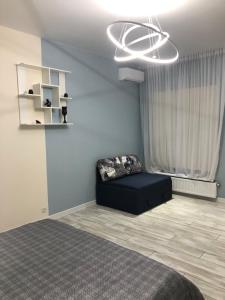 um quarto com uma cama preta e uma parede azul em Апартаменты Соборная площадь/Дерибасовская em Odessa