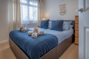 a bedroom with a large bed with towels on it at Trewent Park - 2 Bedroom Chalet - Freshwater East in Hodgeston