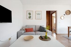 - un salon avec un canapé et une table dans l'établissement Durazno Sur 205, à El Médano