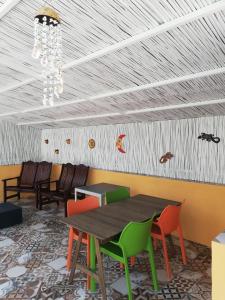 - une salle à manger avec une table et des chaises dans l'établissement B&B Casa El Corasueño, à Almogía