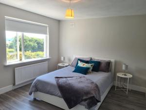 Postel nebo postele na pokoji v ubytování Bay Area House, Spiddal