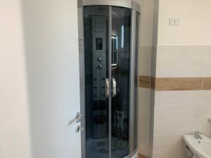 een glazen douche in een badkamer met een wastafel bij Villa Panoramica in Terracina