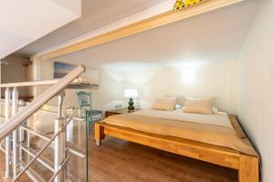 1 dormitorio con 1 cama y escalera en La Bakery De Vegueta en Las Palmas de Gran Canaria