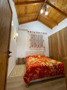 Tempat tidur dalam kamar di River Escape Villa - Private Beach, Scenic view & BBQ