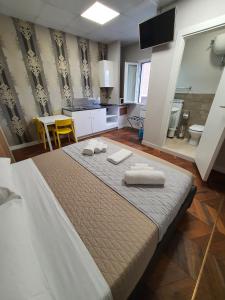 1 dormitorio con 1 cama grande y 2 toallas. en Terra Ciociara B&B, en Frosinone