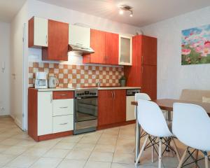 Kuchnia lub aneks kuchenny w obiekcie Promenada by Baltic Home