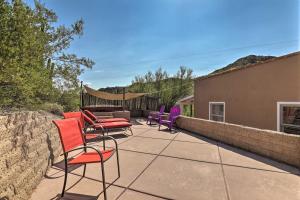 eine Gruppe von Stühlen auf einer Terrasse in der Unterkunft Esperanza Quaint Tucson Home with Hot Tub and Patio in Tucson