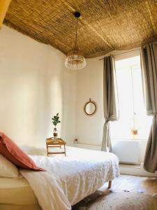 Een bed of bedden in een kamer bij LE BALI, Appartement T2, Hyper centre Mâcon
