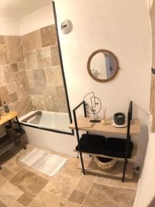 Een badkamer bij LE BALI, Appartement T2, Hyper centre Mâcon