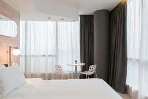 Postel nebo postele na pokoji v ubytování voco Milan-Fiere by IHG