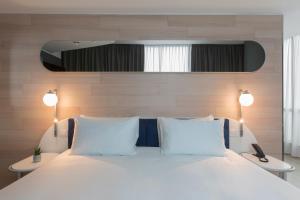 Postel nebo postele na pokoji v ubytování voco Milan-Fiere by IHG