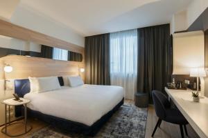 Postel nebo postele na pokoji v ubytování voco Milan-Fiere by IHG