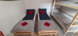 Ένα ή περισσότερα κρεβάτια σε δωμάτιο στο Kraków Chilli Hostel