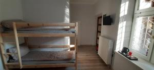 Postel nebo postele na pokoji v ubytování Kraków Chilli Hostel