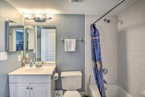 デイトナ・ビーチ・ショアーズにあるSleek Beachfront Getaway with Community Perks!のトイレ、洗面台、シャワー付きのバスルーム +21枚の写真