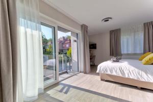 um quarto com uma cama e uma grande janela em BEUKENHOUSE em Drogenbos