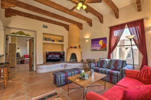 ein Wohnzimmer mit Couch und Kamin in der Unterkunft La Roca - Tucson Casita with Mtn View on 10 Acres! in Tucson