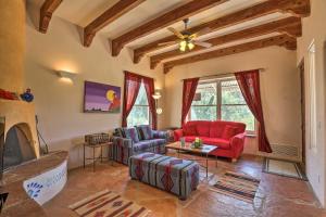 ein Wohnzimmer mit roten Möbeln und einem Kamin in der Unterkunft La Roca - Tucson Casita with Mtn View on 10 Acres! in Tucson + 22 Fotos