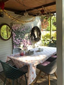 ein Tisch mit Stühlen und ein Tischtuch auf einer Terrasse in der Unterkunft Chalet Luxe in Zutendaal