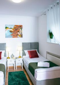 een slaapkamer met twee bedden met rood en groen bij Apartament Mała Wenecja in Barczewo