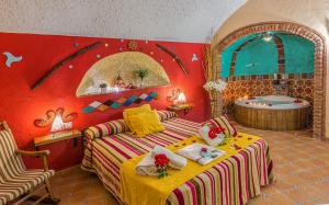A bed or beds in a room at Cazorla Casas Cueva Még 37 kép