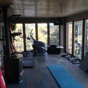 Zimmer mit einem Fitnessraum mit Laufband und TV in der Unterkunft Spectacular Mountain Top Property in Morrison