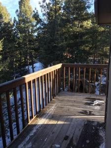 eine Holzterrasse mit Schnee auf dem Boden in der Unterkunft Spectacular Mountain Top Property in Morrison