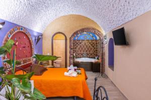 A television and/or entertainment centre at Cazorla Casas Cueva