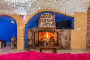 A television and/or entertainment centre at Cazorla Casas Cueva