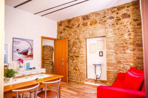 A seating area at B&B La Dimora di Tommaso Apartment - Dimora storica Bike Friendly