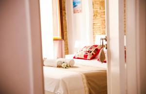 A bed or beds in a room at B&B La Dimora di Tommaso Apartment - Dimora storica Bike Friendly