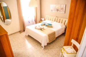 A bed or beds in a room at B&B La Dimora di Tommaso Apartment - Dimora storica Bike Friendly