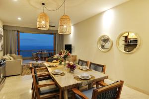 uma sala de jantar e sala de estar com mesa e cadeiras em Hear the waves! Amazing beachfront condo with unbeatable views! em San José del Cabo