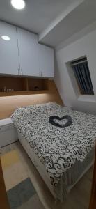A bed or beds in a room at APARTMAN FEELING