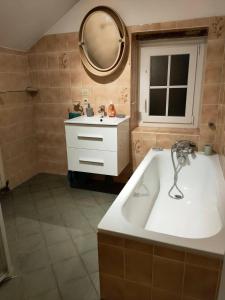 Ванна кімната в "Rêves de Gamins", Chambre de droite, 4 couchages dans gîte de campagne "La Camusière", proche du Pôle Européen et du circuit des 24h